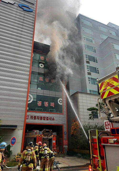 고양 자동차검사소 건물 화재 (사진=경기도북부소방재난본부 제공, 연합뉴스)