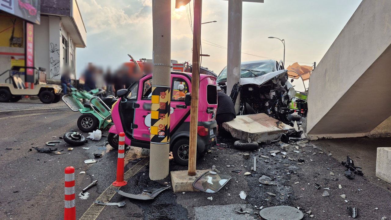 제주 우도서 승합차 돌진 사고…2명 심정지·8명 중경상