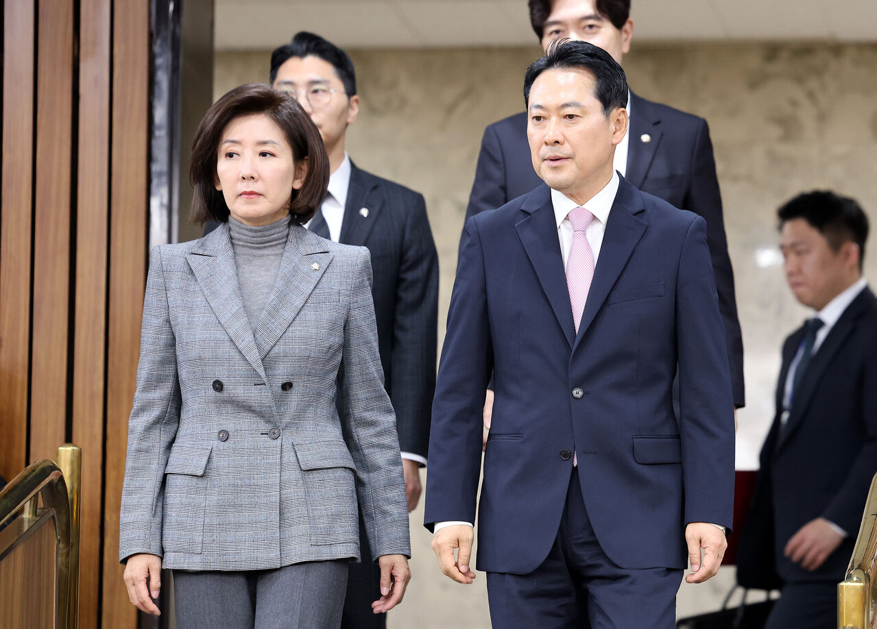 당내 토론회에 함께 입장하는 장동혁 국민의힘 대표와 나경원 단장