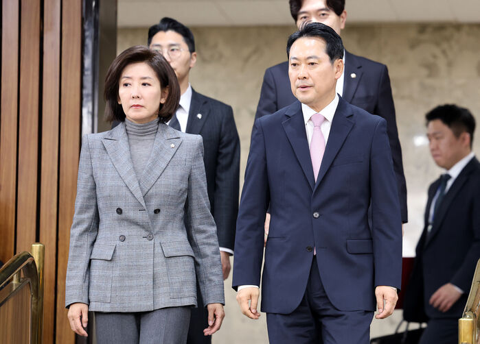 당내 토론회에 함께 입장하는 장동혁 국민의힘 대표와 나경원 단장