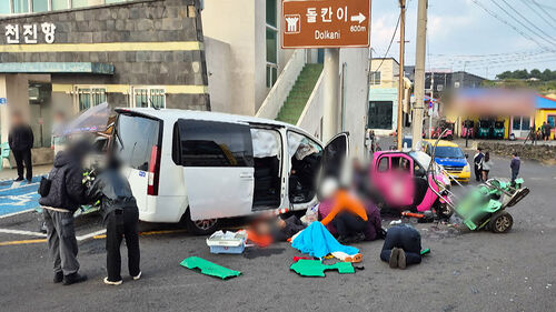 배에서 내린 승합차 돌진…3명 사망·10명 부상