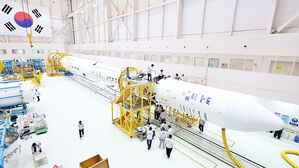 누리호 발사대로 이동 시작&hellip;기립 작업 본격화