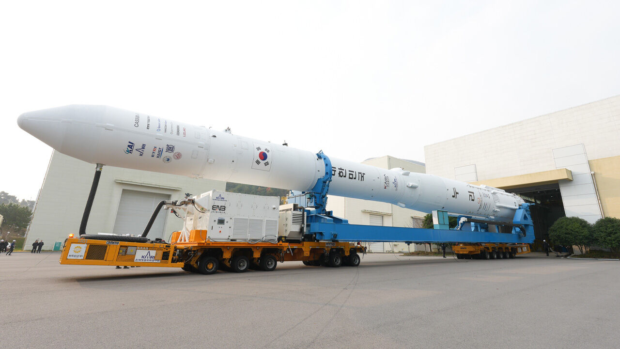 누리호, 10시 42분 발사대 도착…준비 거쳐 발사대 기립