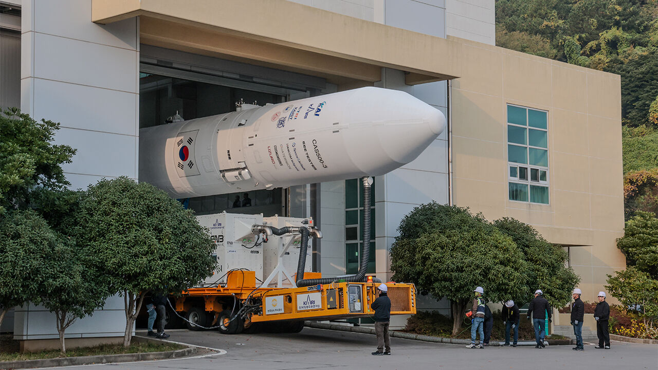 누리호, 기립 완료…4차 발사 준비 순조로워