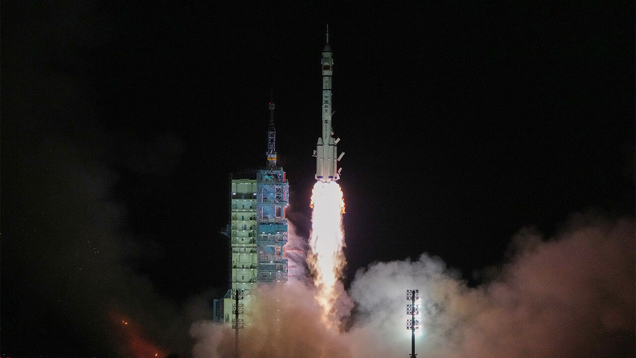 중국, 우주선 선저우 22호 발사 성공…승무원 귀환 긴급조치