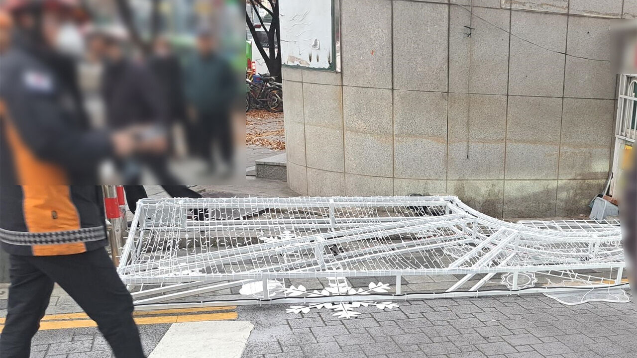 부산 사하구서 강풍에 빛 축제 조형물 넘어져 3명 부상