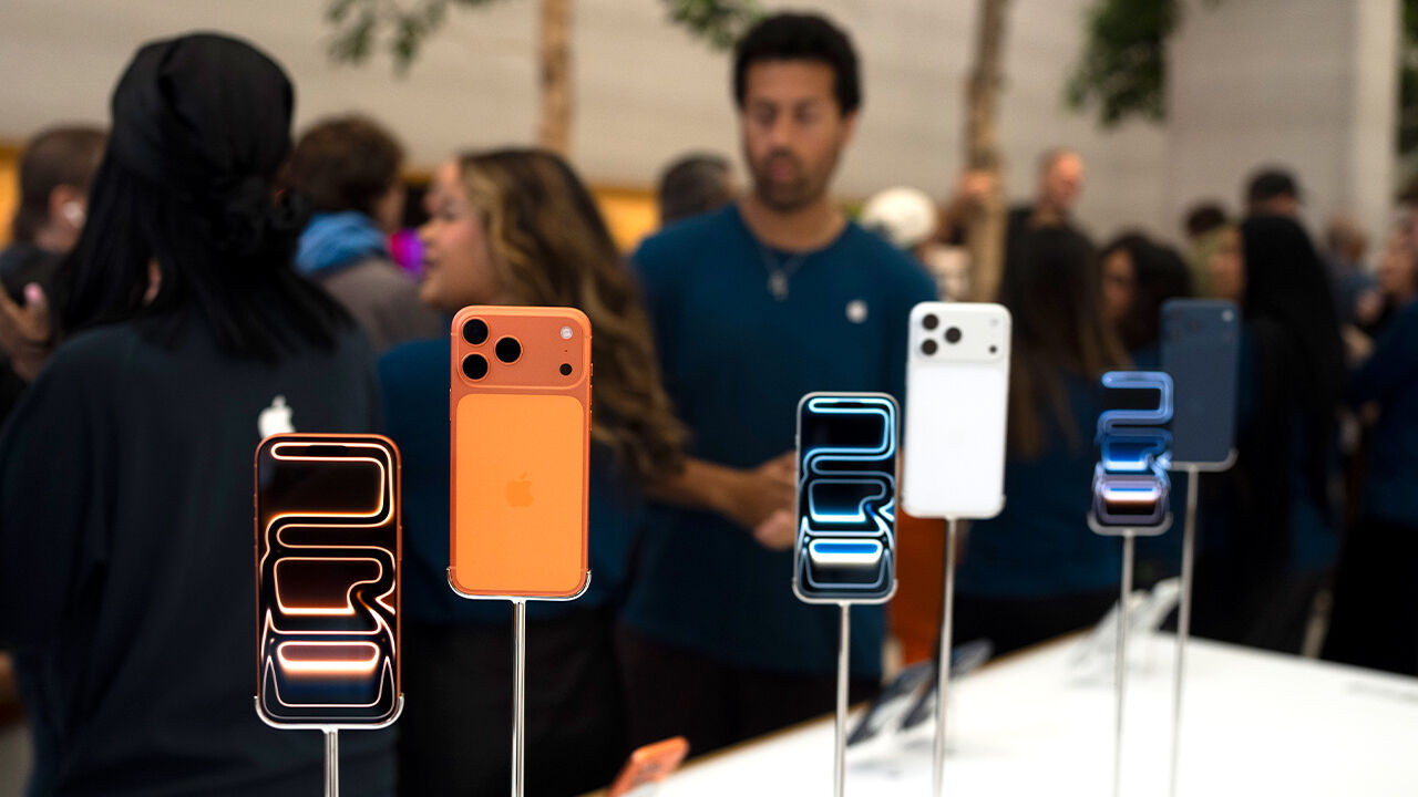 애플의 아이폰17 시리즈가 전시되어 있다.