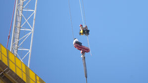 "어떻게 저기 사람이" 300m 위 갈고리에…구조하자 '황당'