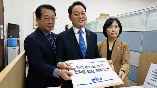 더불어민주당 허영 원내정책수석부대표(가운데)와 문금주, 백승아 원내부대표가 26일 서울 여의도 국회 의안과에 한미 전략적 투자관리를 위한 특별법안을 제출하고 있다 (사진=연합뉴스)