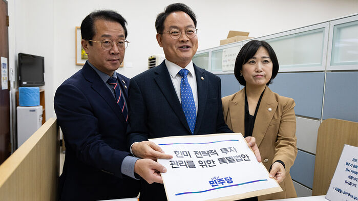 더불어민주당 허영 원내정책수석부대표(가운데)와 문금주, 백승아 원내부대표가 26일 서울 여의도 국회 의안과에 한미 전략적 투자관리를 위한 특별법안을 제출하고 있다 (사진=연합뉴스)
