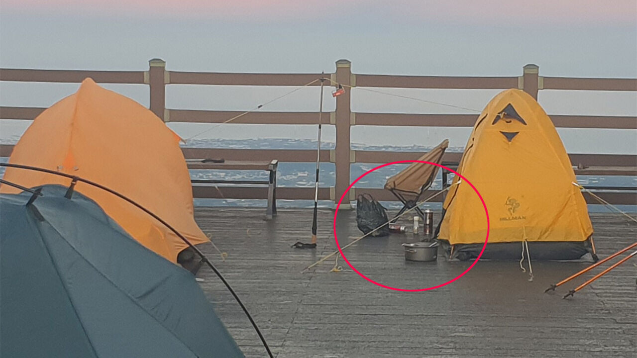 제주 오름 불법 캠핑(원 안은 부탄가스) (사진=제주도청 누리집 제주도에 바란다, 연합뉴스)