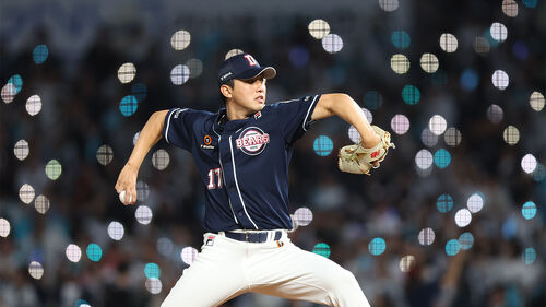 '2023 신한은행 SOL KBO리그' 와일드카드 결정 1차전 NC 다이노스와 두산 베어스의 경기. 8회 말 앞두고 두산 투수 홍건희가 그라운드에서 연습구를 던지고 있다. (사진=연합뉴스)