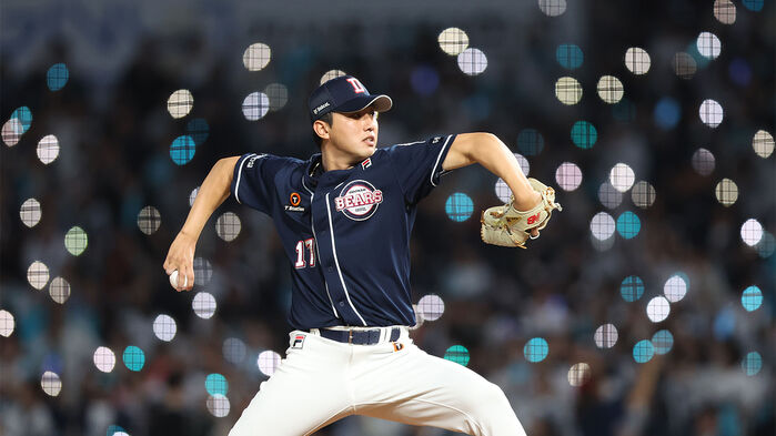 '2023 신한은행 SOL KBO리그' 와일드카드 결정 1차전 NC 다이노스와 두산 베어스의 경기. 8회 말 앞두고 두산 투수 홍건희가 그라운드에서 연습구를 던지고 있다. (사진=연합뉴스)