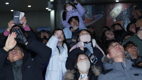 "올라간다!"…밤하늘 가른 누리호 4차 발사현장 탄성·환호