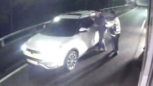 [단독] '만취 도주' 군사경찰 차량, 버스가 막았다