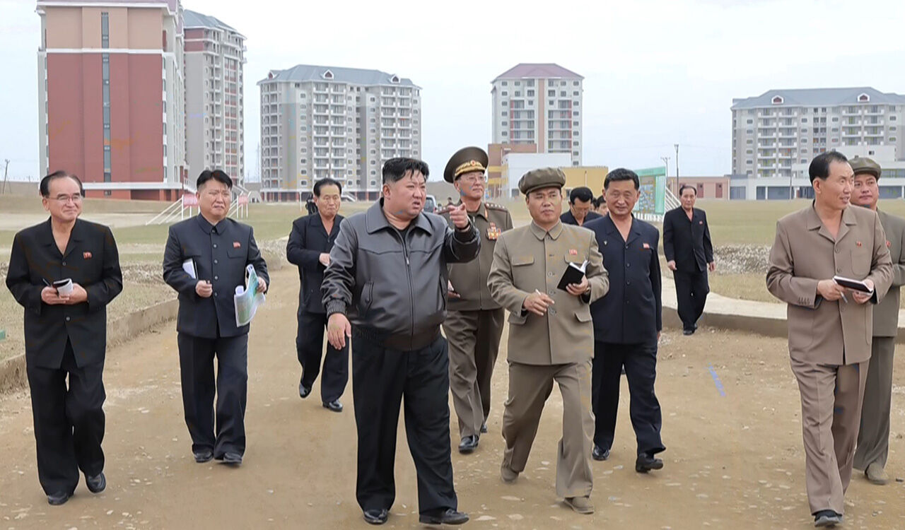 김정은, 완공 앞둔 신의주 온실농장 방문…총공사량 97% 진척