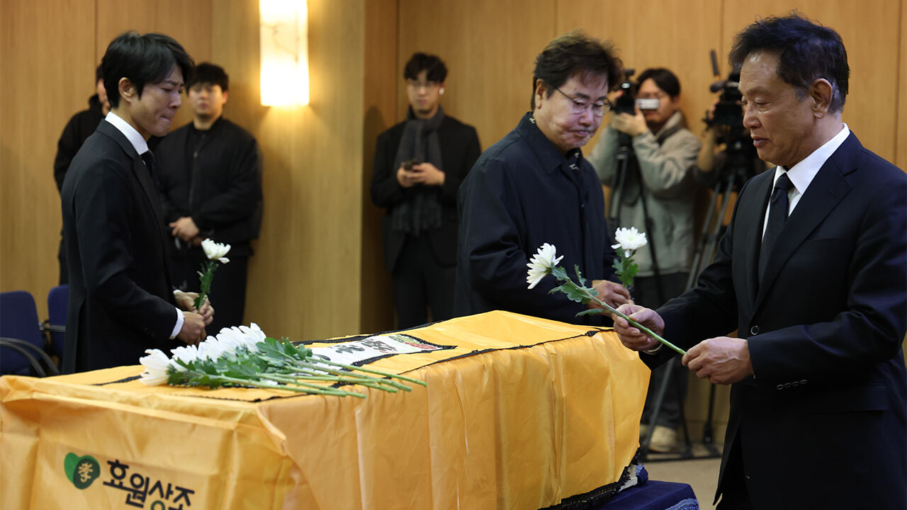 배우 최수종(왼쪽부터), 유동근, 김영철이 27일 서울 송파구 서울아산병원 장례식장에서 엄수된 배우 이순재 영결식에서 헌화하고 있다. (사진=연합뉴스)