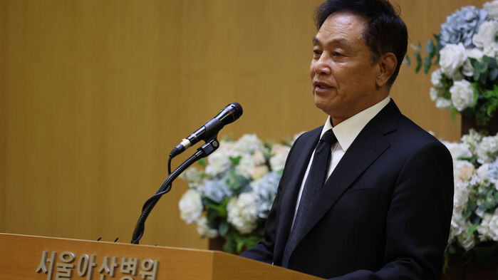 배우 김영철이 27일 서울 송파구 서울아산병원 장례식장에서 엄수된 배우 이순재 영결식에서 추도사를 하고 있다. 