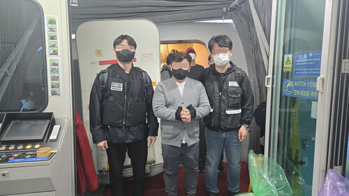 베트남서 강제 송환된 저작권 위반 혐의 40대 총책 (사진=경찰청 제공, 연합뉴스)