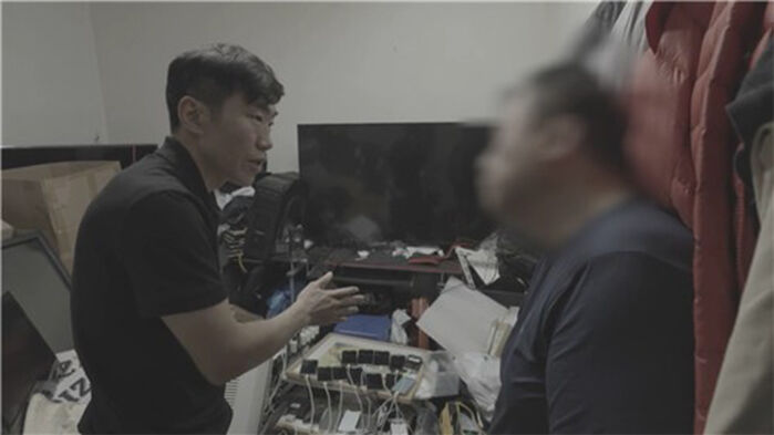 현장에서 적발된 중계기와 조직원 (사진=경기남부경찰청 제공, 연합뉴스)