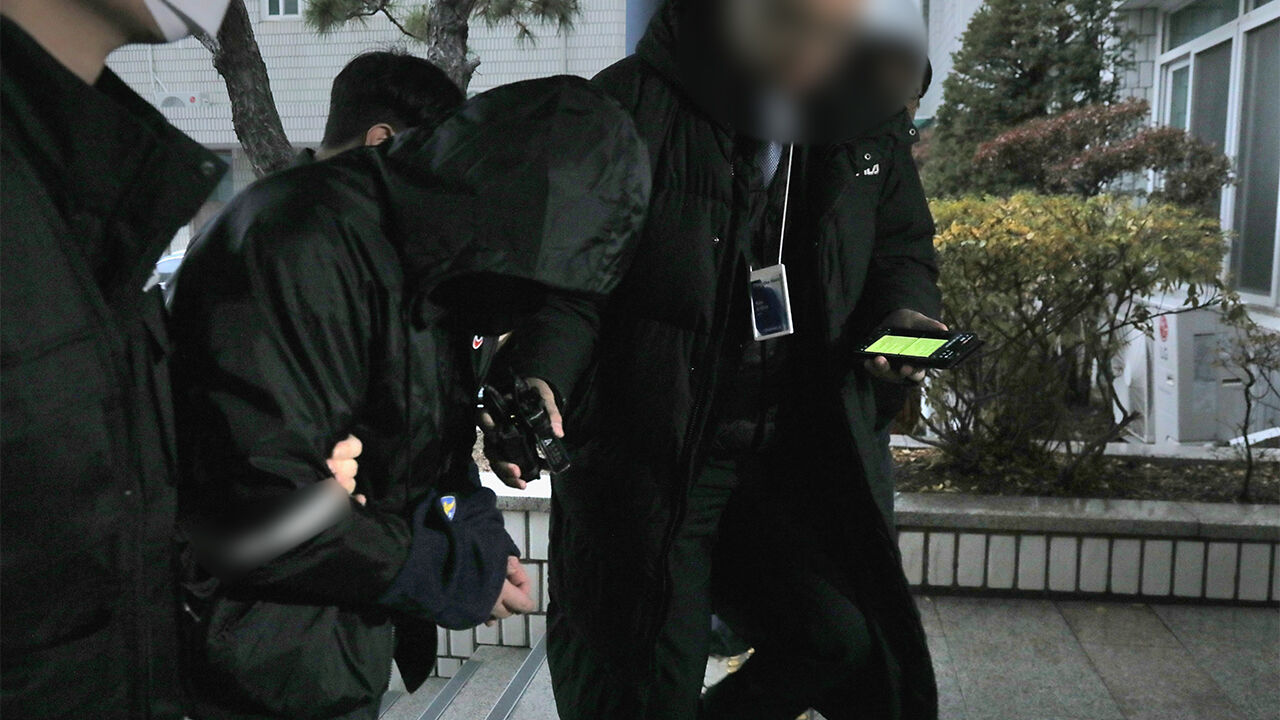 27일 경기도 의정부지방법원에서 아동학대살해 혐의로 구속영장이 청구된 계부 B씨(33)가 구속 전 피의자 심문을 위해 법정으로 이동하고 있다. (사진=연합뉴스)