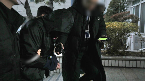 27일 경기도 의정부지방법원에서 아동학대살해 혐의로 구속영장이 청구된 계부 B씨(33)가 구속 전 피의자 심문을 위해 법정으로 이동하고 있다. (사진=연합뉴스)