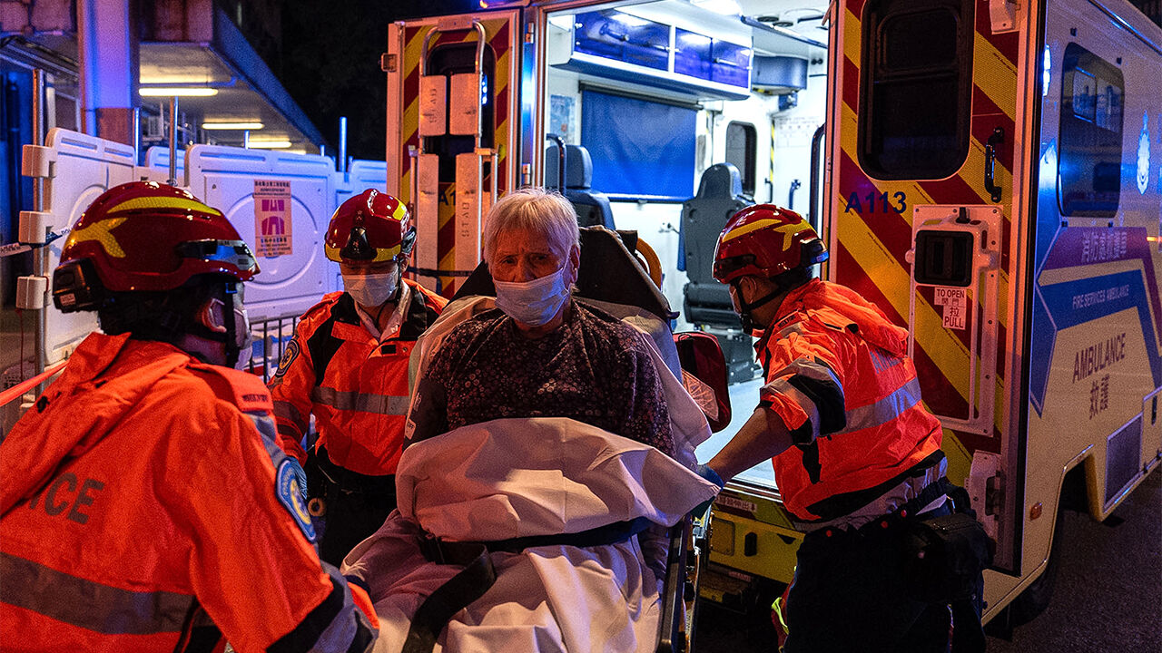 병원으로 이송되는 홍콩 화재 구조자 (사진=AP, 연합뉴스)