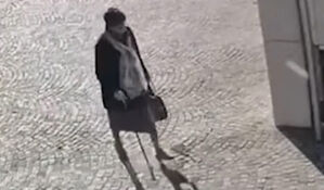 CCTV 속 기괴한 '매니큐어 할머니'…집 덮치자 3년 된 시신 