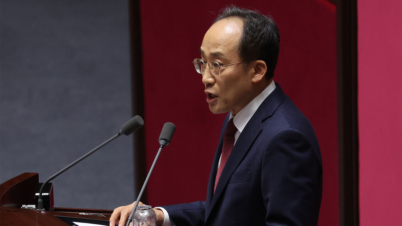 계엄 해제 의결을 방해한 혐의(내란 중요임무 종사)로 구속영장이 청구된 국민의힘 추경호 의원이 27일 국회 본회의에서 자신의 체포동의안 표결에 앞서 신상발언을 하고 있다.