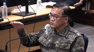 윤 재판 나온 여인형 "체포·검거는 입에 배어 있는 말"