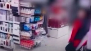 [빅토픽] "뛰는 아이 제지했다"며&hellip;다이소 직원 무릎 꿇린 엄마