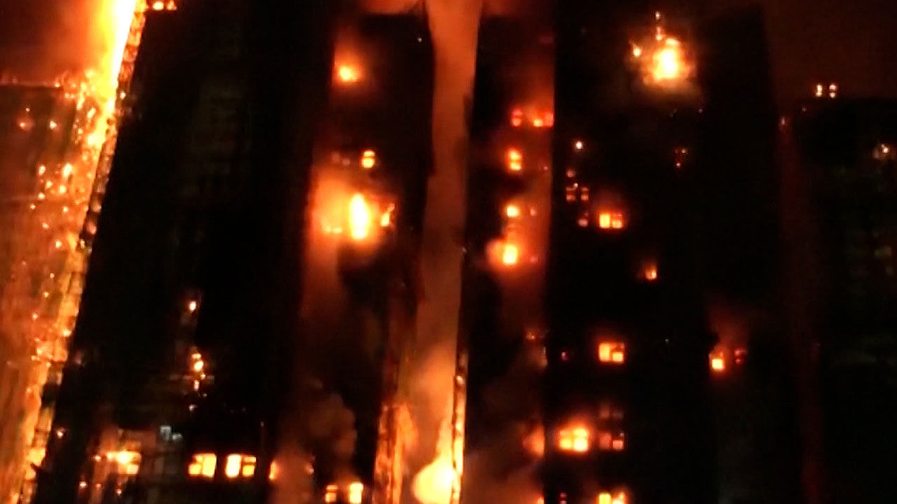홍콩 아파트 화재, 77년만 최악의 참사…최소 65명 사망