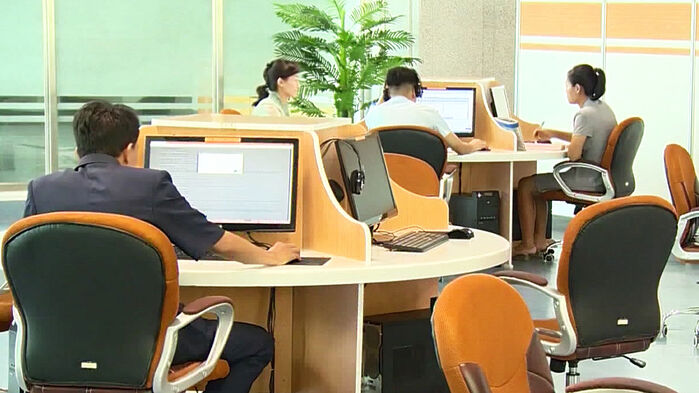 컴퓨터 사용하는 북한 주민들