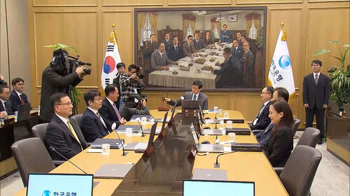 올해 성장률 1%로 상향…금리 동결 이어지나