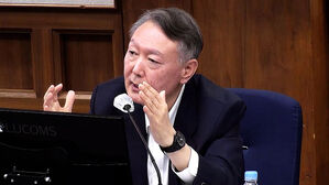 방청석서 윤한테 하트…"군인들 입에 밴 말, 나도 의아"