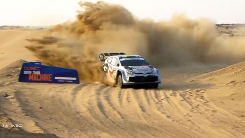 사우디 사막서 펼쳐진 카 레이스…흙먼지 내뿜으며 질주