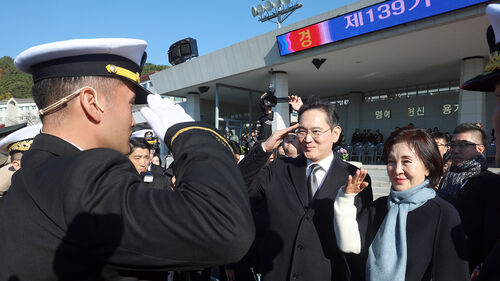 28일 해군사관학교 연병장에서 열린 제139기 해군·해병대 사관후보생 수료 및 임관식에서 이재용 삼성전자 회장과 홍라희 리움미술관 명예관장이 이지호 신임 소위에게 경례를 받고 있다.