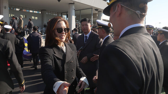 임세령 대상홀딩스 부회장이 28일 해군사관학교 연병장에서 열린 제139기 해군·해병대 사관후보생 수료 및 임관식에서 아들인 이지호 신임 소위를 격려하고 있다.