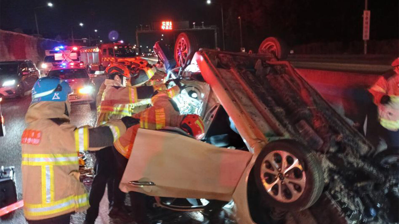 수도권1순환고속도로서 전복 차량 5중 추돌 사고…1명 사망