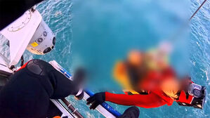 [영상] 영덕 앞바다서 어선 전복&hellip;60대 선장 헬기로 구조