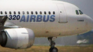 '비상착륙 요청' 승객 10여 명 부상…급강하 이유 있었다