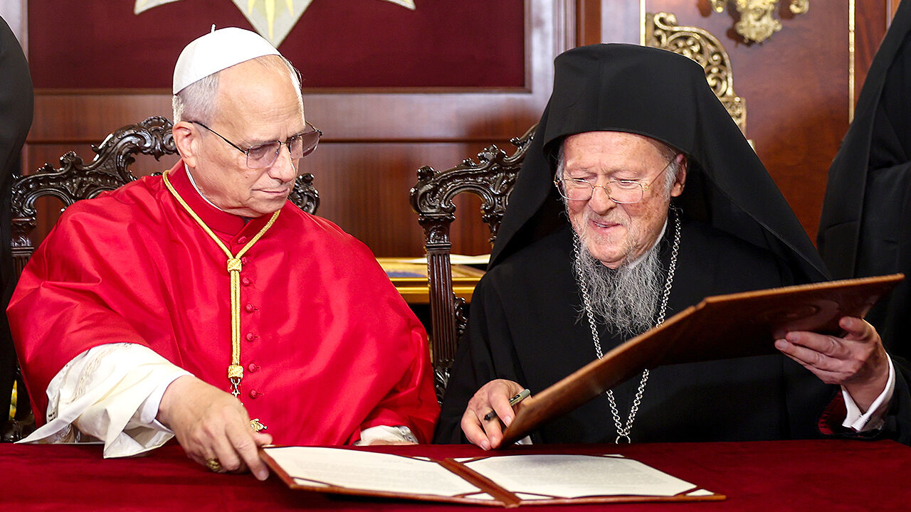 교황, 이스탄불 블루모스크 방문…신발 벗고 존경 표시