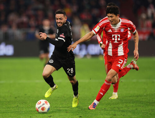 장크트 파울리전에서 경합하는 뮌헨의 김민재(오른쪽) (사진=게티이미지)