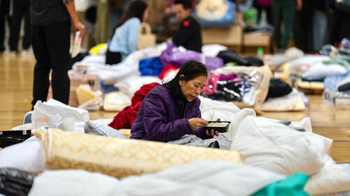 홍콩 아파트 화재로 입주민이 임시 대피소에서 생활하고 있다.