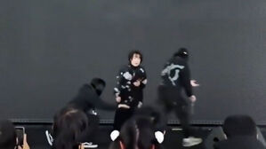 중국, 공연 중 가수 마이크 뺏고 '나가라'…"말도 안 돼" 경악