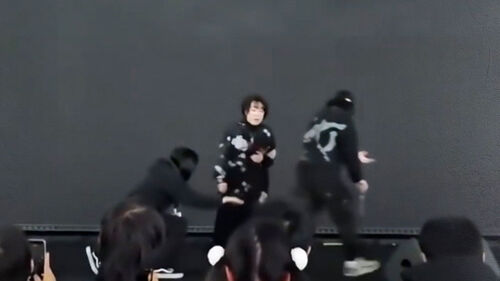 공연 중 불 끄고 마이크 뺏더니…"말도 안 돼"