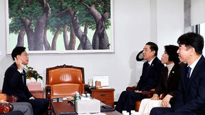 "똘똘 뭉쳐 싸워야"…"정치적 해산 겪을 것"