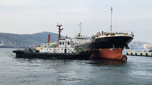 부산 감천항 입항하던 화물선, 부두에 충돌&hellip;선체 일부 파손