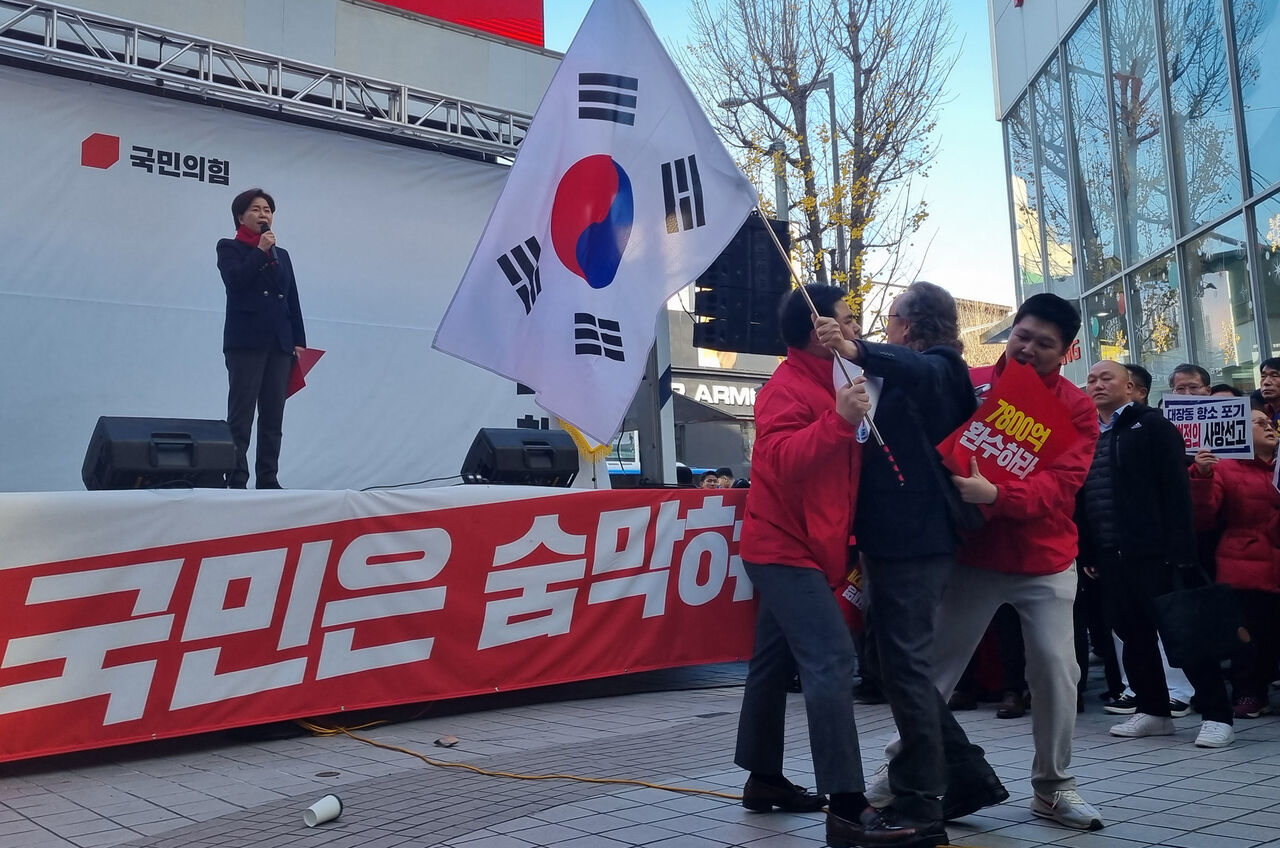 양향자 국민의힘 최고위원 '계엄 불법' 발언에 항의하는 모습/ 지난달 29일, 대전