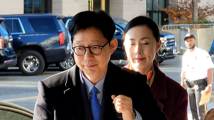 박윤주 외교부 1차관(왼쪽)이 1일(현지시간) 크리스토퍼 랜도 국무부 부장관과의 회담을 위해 워싱턴DC의 국무부 청사에 들어가고 있다. (사진=연합뉴스)